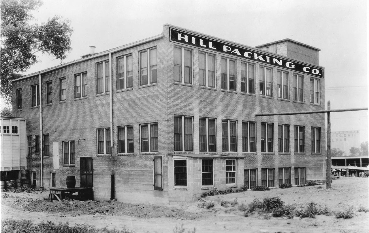 1280px-Early_Picture_of_Hill_Packing_Company.jpg